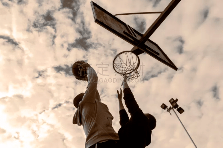 足球法甲豪门官宣续约核心前锋，合同长达五年