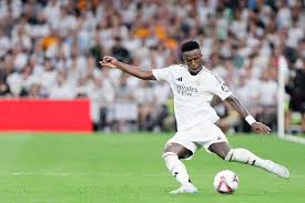 中甲冠军辽宁铁人队在沈阳故宫拍全家福：致敬历史，开启未来